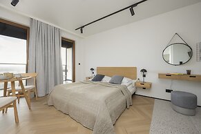 Horse Racing View 8th Floor by Renters