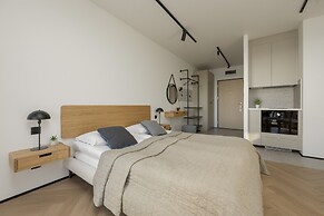 Horse Racing View 8th Floor by Renters