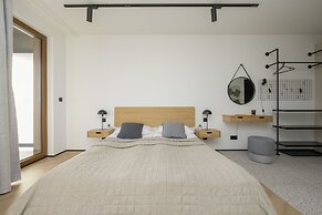 Horse Racing View 8th Floor by Renters