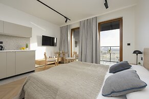 Horse Racing View 8th Floor by Renters