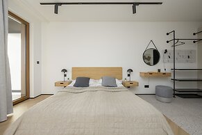 Horse Racing View 8th Floor by Renters