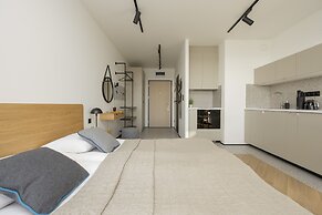 Horse Racing View 8th Floor by Renters