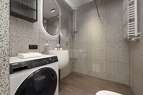 Horse Racing View 8th Floor by Renters