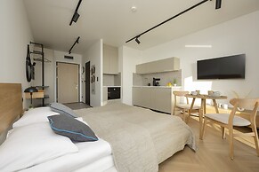 Horse Racing View 8th Floor by Renters