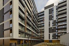 Horse Racing View 8th Floor by Renters