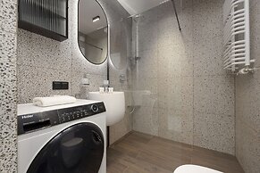 Horse Racing View 8th Floor by Renters