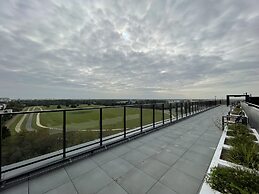 Horse Racing View 8th Floor by Renters