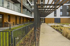 Horse Racing View 8th Floor by Renters