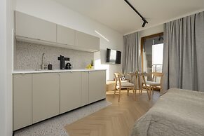 Horse Racing View 8th Floor by Renters