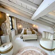 La Palazzina Santa Dorotea Splendid Rome Townhouse With Courtyard Gard