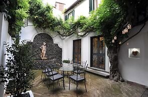La Palazzina Santa Dorotea Splendid Rome Townhouse With Courtyard Gard