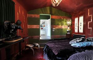 La Palazzina Santa Dorotea Splendid Rome Townhouse With Courtyard Gard