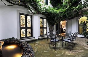 La Palazzina Santa Dorotea Splendid Rome Townhouse With Courtyard Gard
