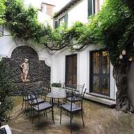 La Palazzina Santa Dorotea Splendid Rome Townhouse With Courtyard Gard