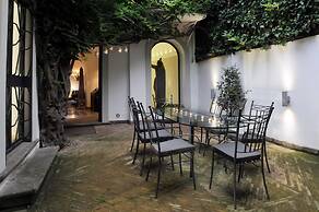 La Palazzina Santa Dorotea Splendid Rome Townhouse With Courtyard Gard