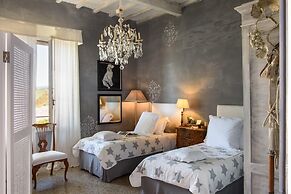 Large Beautiful Villa in Tuscan Hills of Chianti Stunning Gardens and 