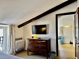 L Ortensia Bianca in Palazzo Ruspoli a Superb Retreat in the Most Eleg