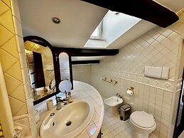 L Ortensia Bianca in Palazzo Ruspoli a Superb Retreat in the Most Eleg