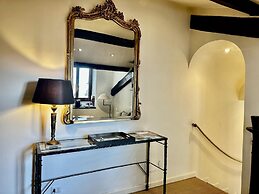 L Ortensia Bianca in Palazzo Ruspoli a Superb Retreat in the Most Eleg