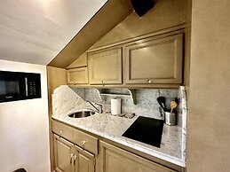 L Ortensia Bianca in Palazzo Ruspoli a Superb Retreat in the Most Eleg