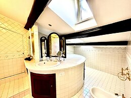 L Ortensia Bianca in Palazzo Ruspoli a Superb Retreat in the Most Eleg