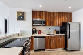 Spacious Modern Condos near French Quarter