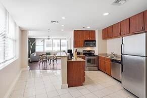 Spacious Modern Condos near French Quarter