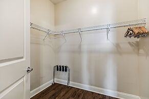 Spacious Modern Condos near French Quarter