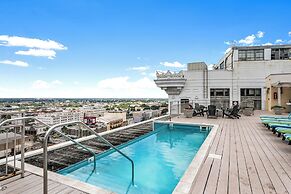Spacious Modern Condos near French Quarter