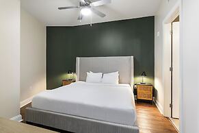 Spacious Modern Condos near French Quarter