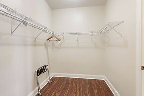 Spacious Modern Condos near French Quarter