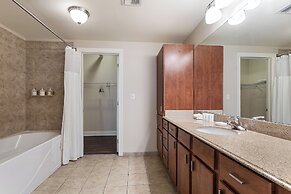 Spacious Modern Condos near French Quarter