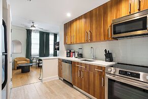 Spacious Modern Condos near French Quarter