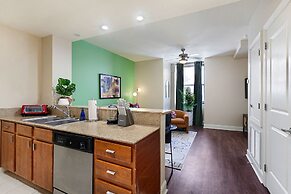 Spacious Modern Condos near French Quarter