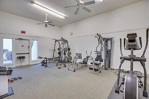 Grand Junction Condo: Balcony, Community Pool!