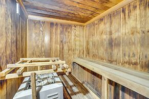 Grand Junction Condo: Balcony, Community Pool!