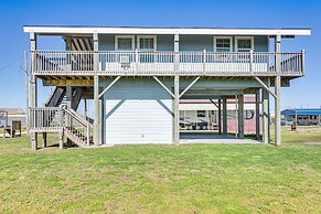 Walk to Shore: Crystal Beach Home w/ Deck!