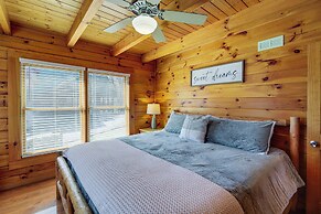 Pigeon Forge Cabin: Premier Location & Hot Tub
