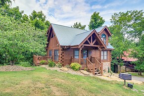 Pigeon Forge Cabin: Premier Location & Hot Tub