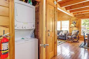 Pigeon Forge Cabin: Premier Location & Hot Tub