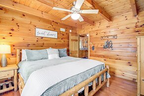Pigeon Forge Cabin: Premier Location & Hot Tub