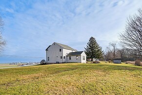 4 Mi to the Amish Village: Spacious Home w/ Deck!