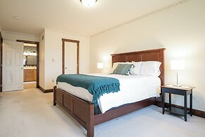 4 Mi to the Amish Village: Spacious Home w/ Deck!