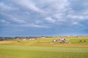 4 Mi to the Amish Village: Spacious Home w/ Deck!