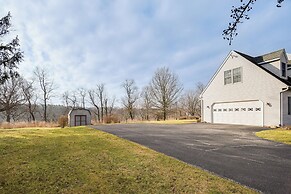 4 Mi to the Amish Village: Spacious Home w/ Deck!