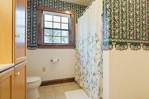 4 Mi to the Amish Village: Spacious Home w/ Deck!