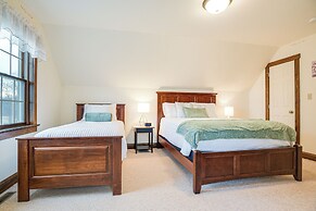 4 Mi to the Amish Village: Spacious Home w/ Deck!