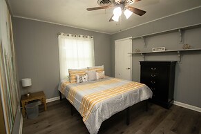 Midtown Serenity 3 Bedroom Home by RedAwning
