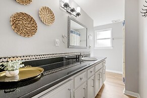 1 Hibiscus Haus 3 Bedroom Home by RedAwning