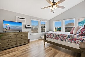 1 Hibiscus Haus 3 Bedroom Home by RedAwning